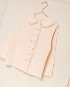 Blusa elegante para niña de algodón con cuello Peter Pan, doble botonadura y delicados detalles de encaje. Diseño atemporal de Cosmosophie para looks especiales…