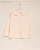 Blusa elegante para niña de algodón con cuello Peter Pan, doble botonadura y delicados detalles de encaje. Diseño atemporal de Cosmosophie para looks especiales…