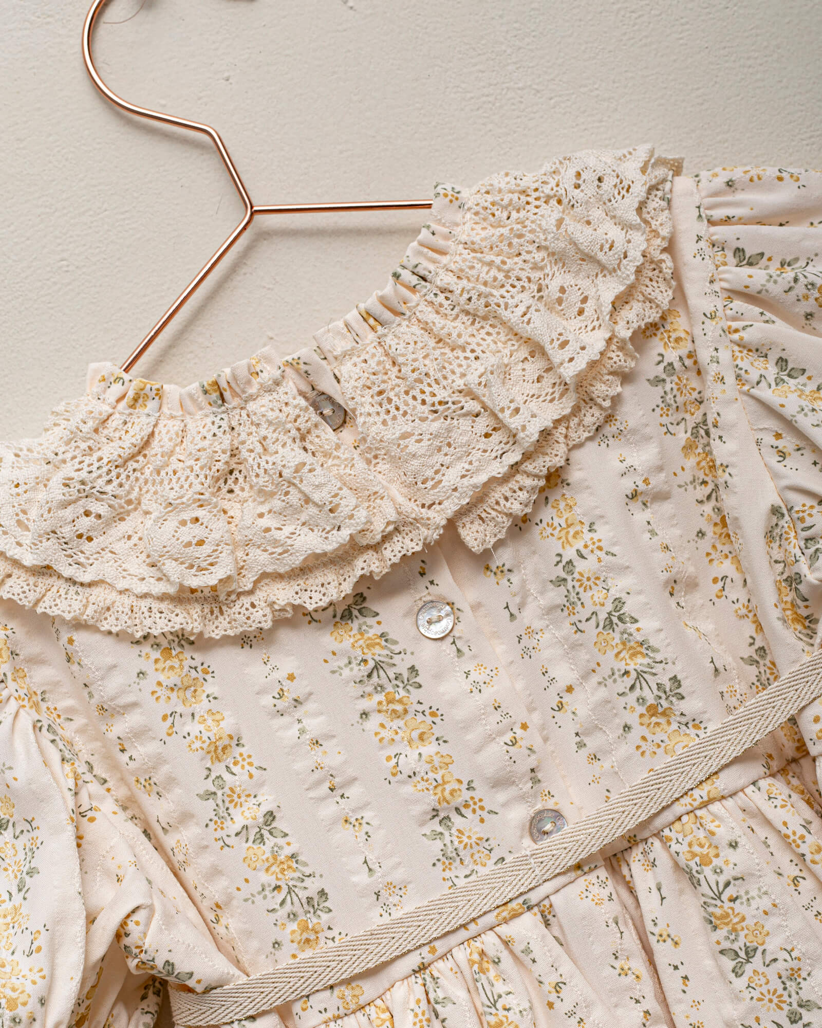 Vestido para niña amarillo con encaje Cosmosophie