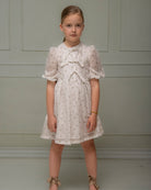 Vestido para niña de invitada con lazos en el pecho. Blanco con flores. Cosmosophie