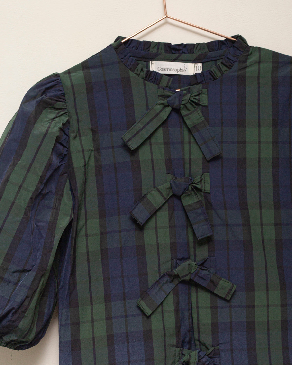 Blusa elegante para niña de cuadros con mangas abullonadas y lazadas delanteras. Diseño atemporal de Cosmosophie para ocasiones especiales.