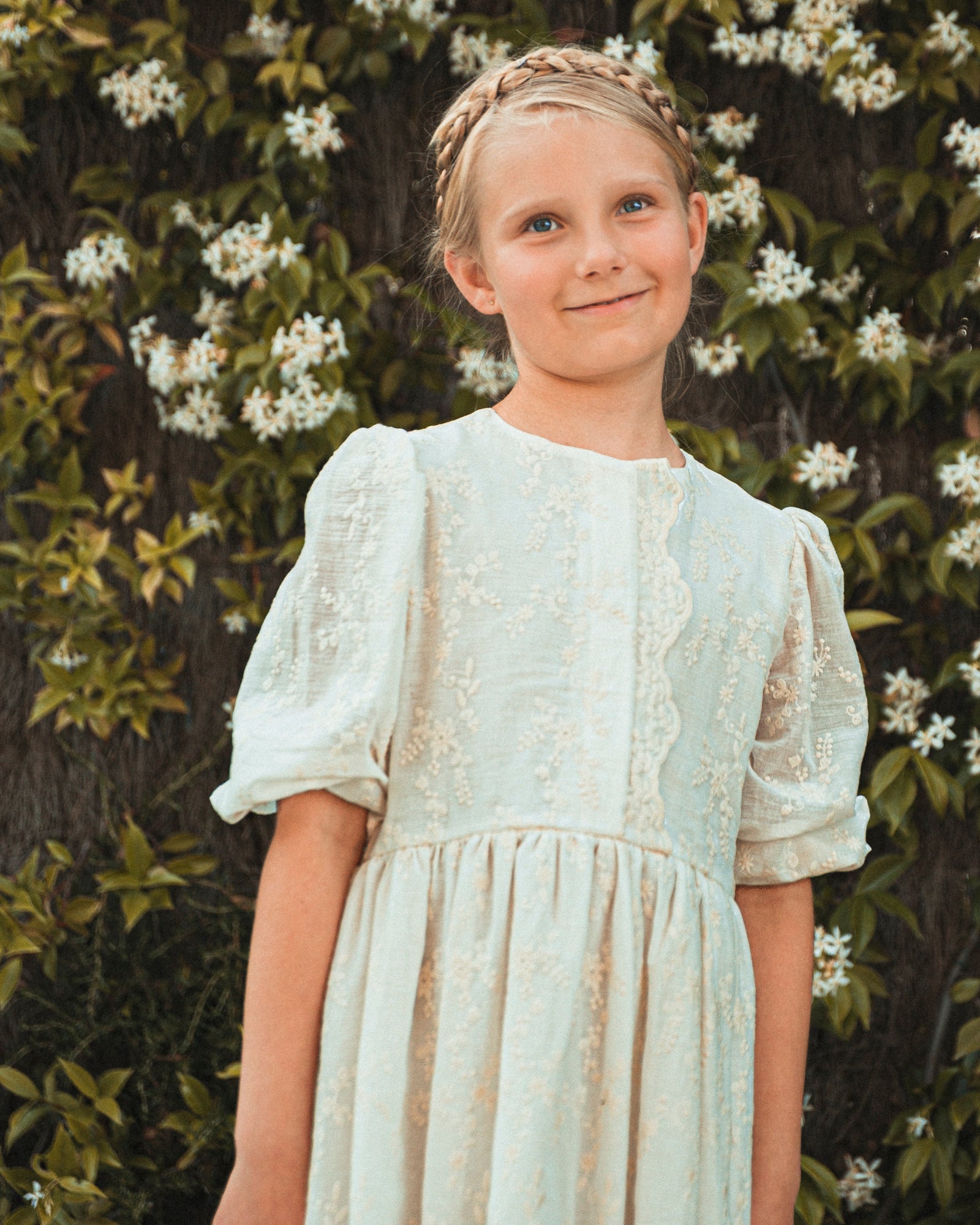 Vestido de bambula bordada para niña Cosmosophie