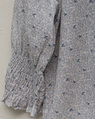 Conjunto de invitada para adolescente, teen en flores azul falda de nido de abeja. Cosmosophie