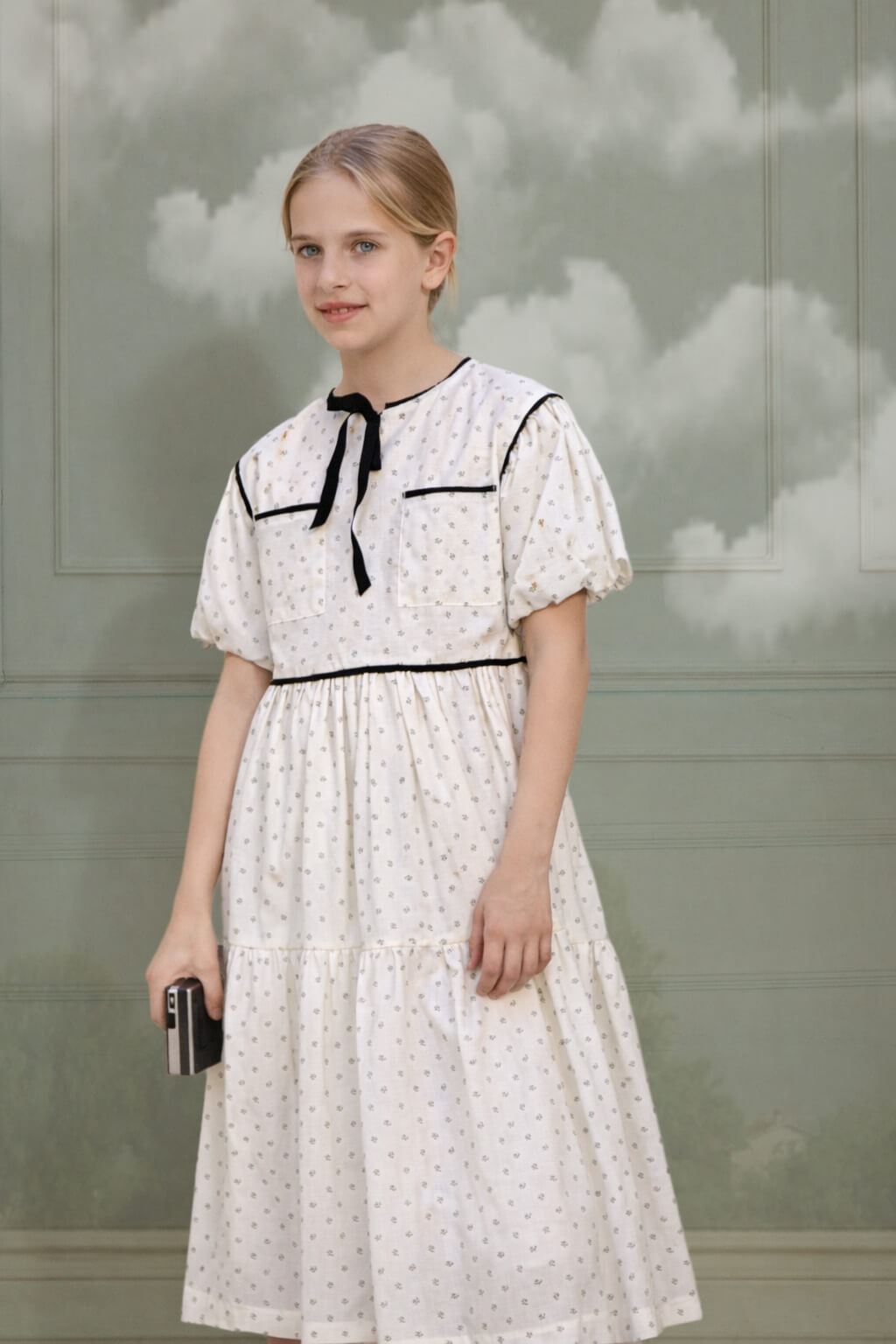 Vestido de florecitas en crudo con flores y detallen en negro. Trajes de invitada para niñas y adolescentes Boda, Primera Comunion Cosmosophie