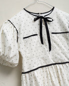 Vestido de florecitas en crudo con flores y detallen en negro. Trajes de invitada para niñas y adolescentes Boda, Primera Comunion Cosmosophie