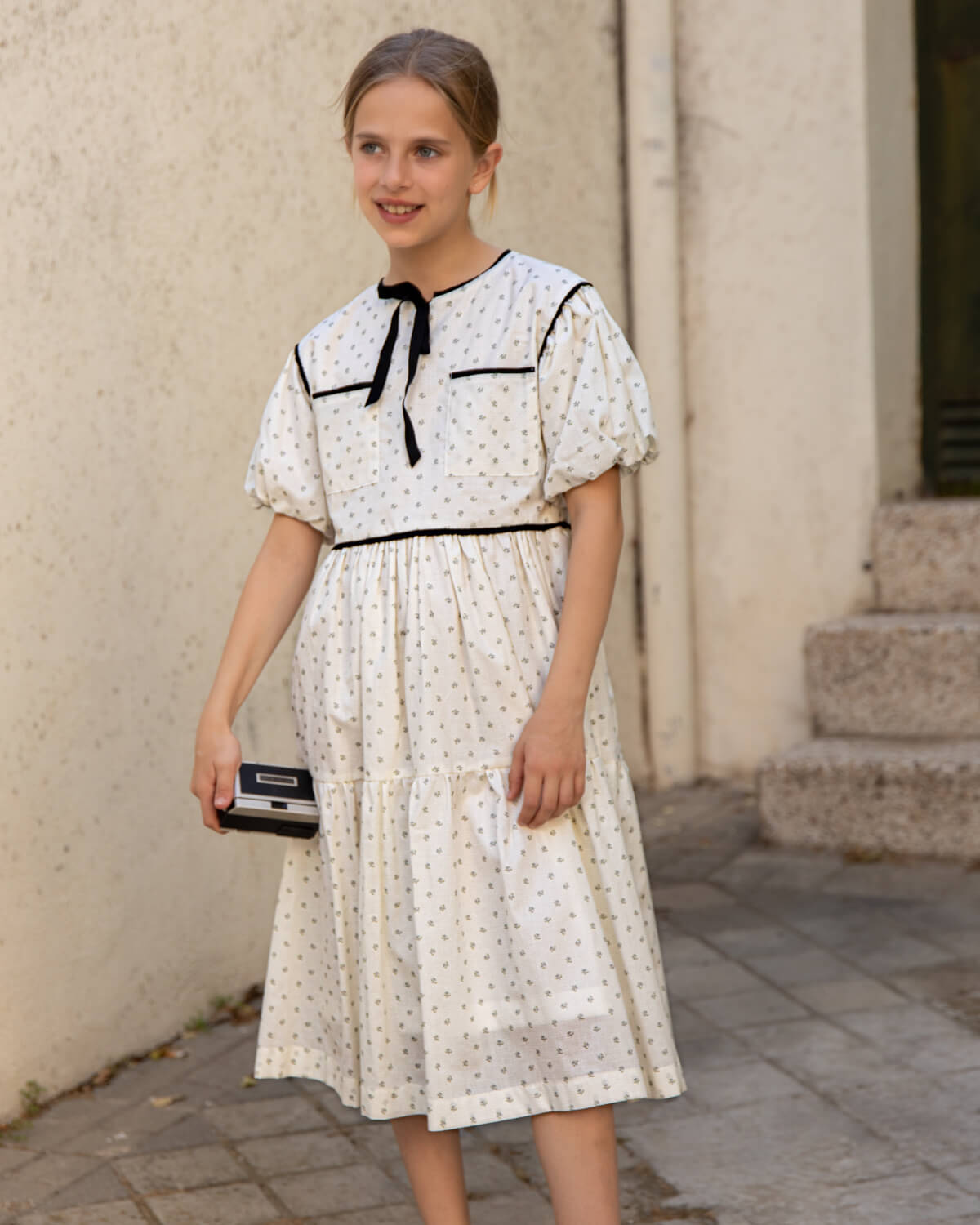 Vestido de florecitas en crudo con flores y detallen en negro. Trajes de invitada para niñas y adolescentes Boda, Primera Comunion Cosmosophie