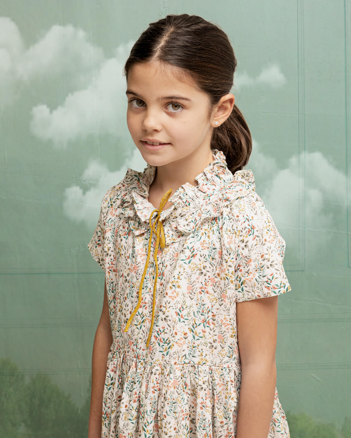 Vestido de invitada para niña en viscosa de flores y puntos dorados. para bautizo boda o comunión Cosmosophie