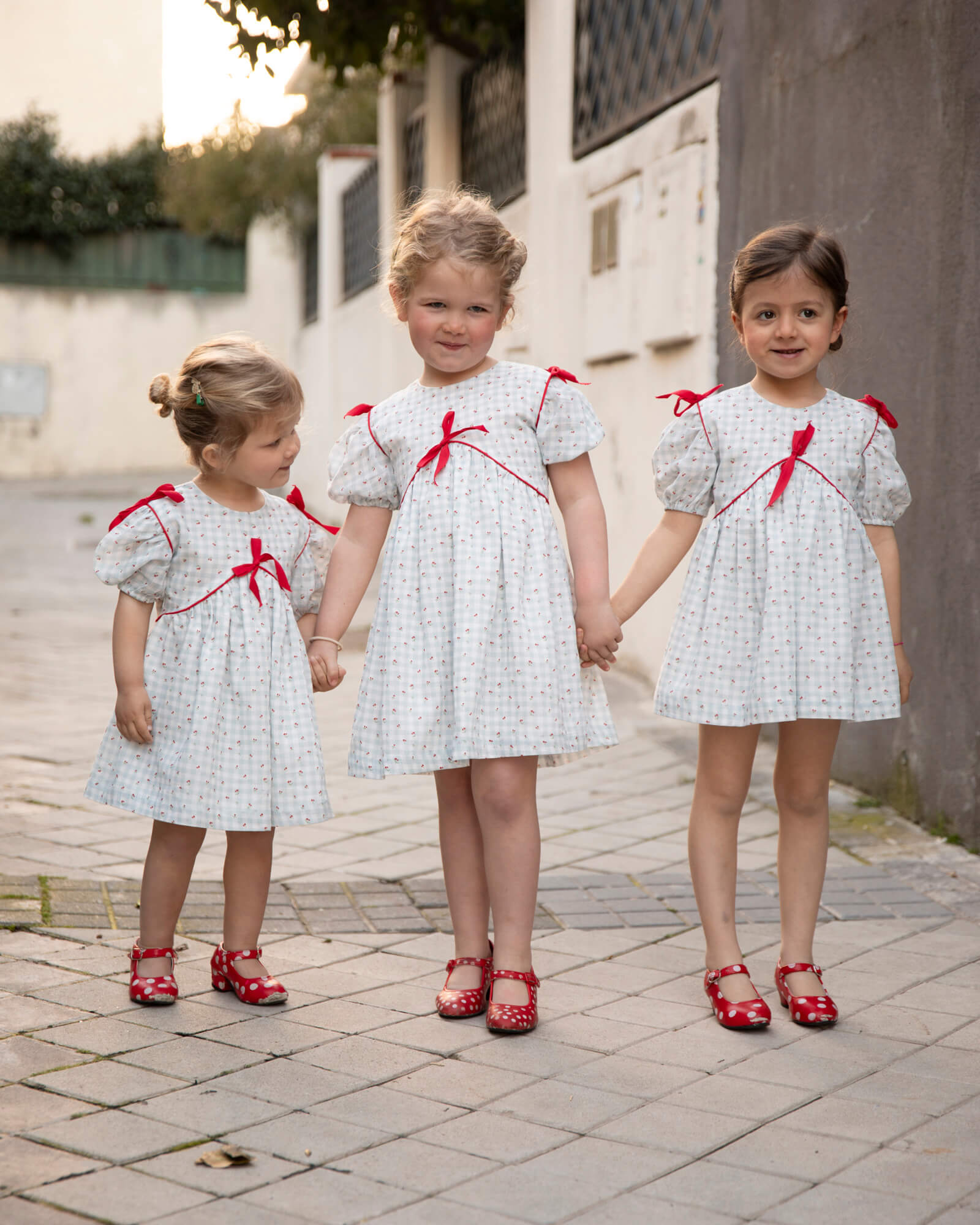 Vestido para niña invitada vichy azul con estampado de cerezas Cosmosophie