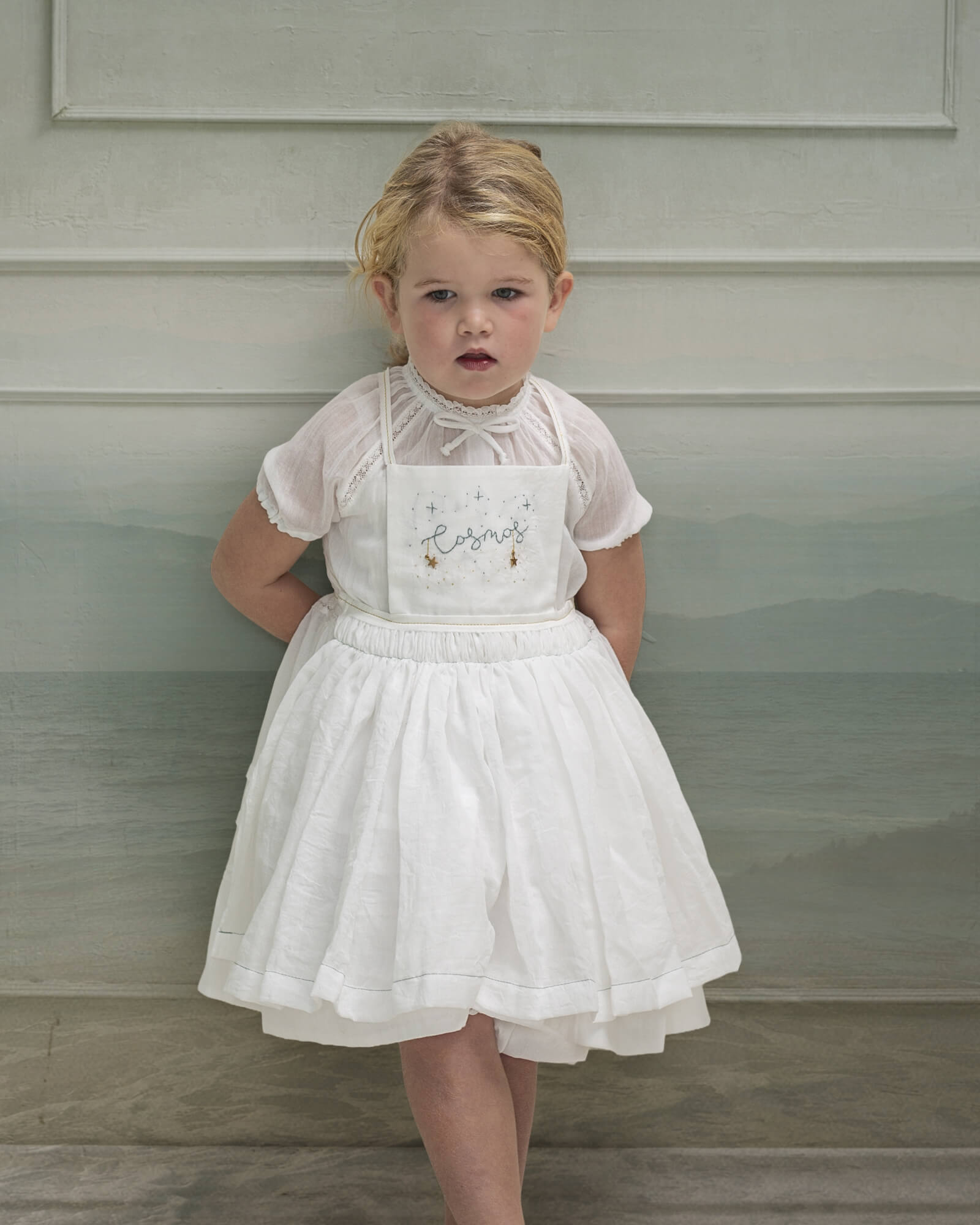 Delantal para traje de arras bordado a mano en blanco de Cosmosophie