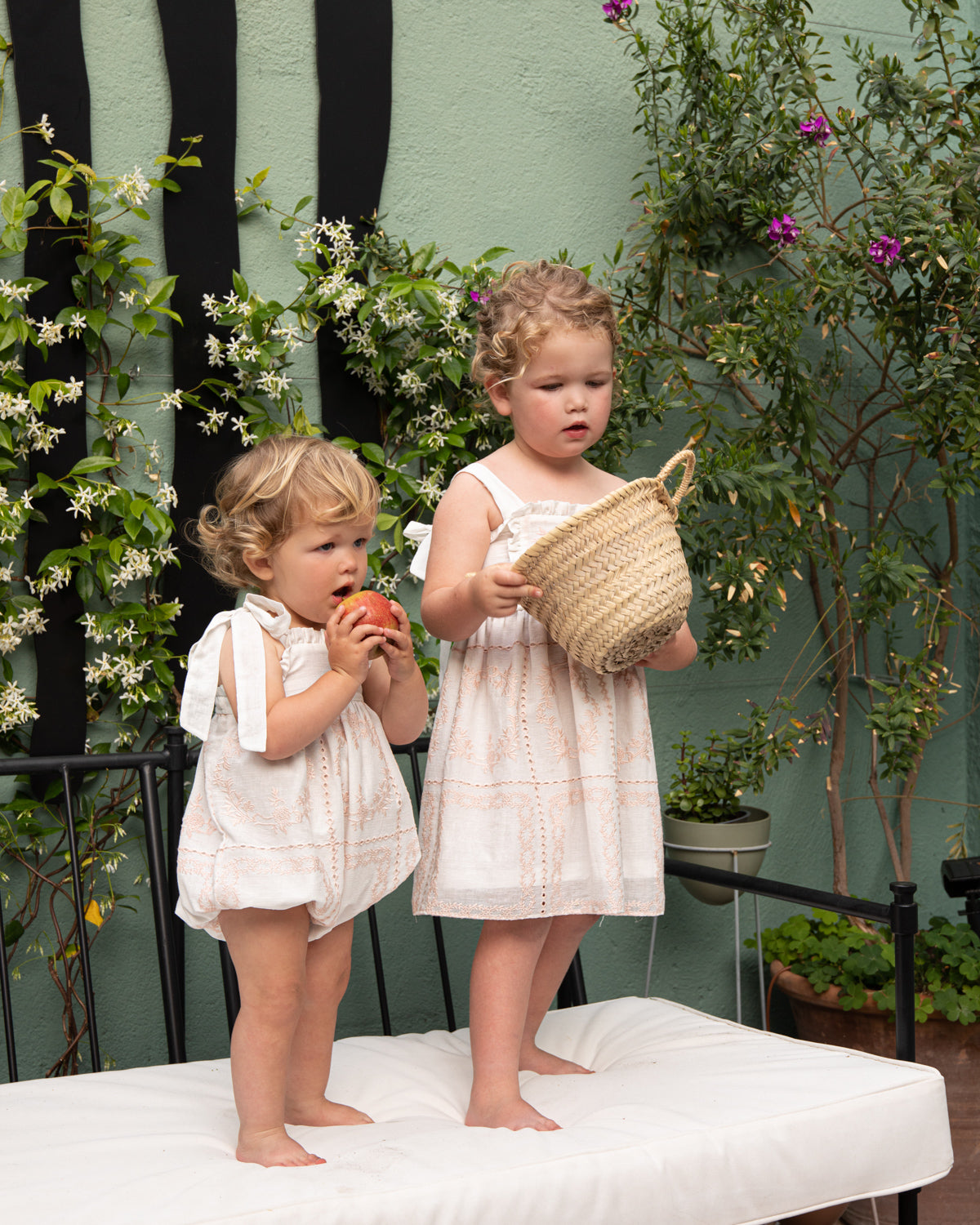 Vestido de tirantes Dune Blanco con bordados rosas