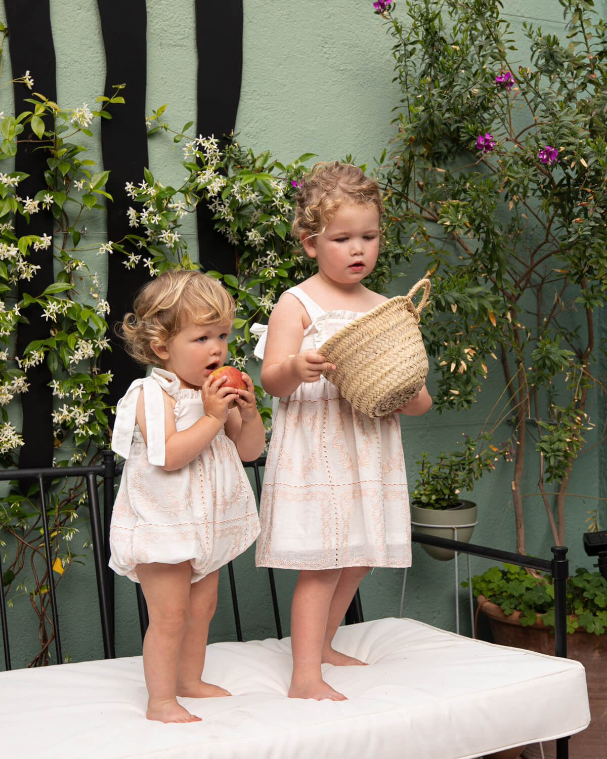 Vestido de tirantes Dune Blanco con bordados rosas para arras Cosmosophie