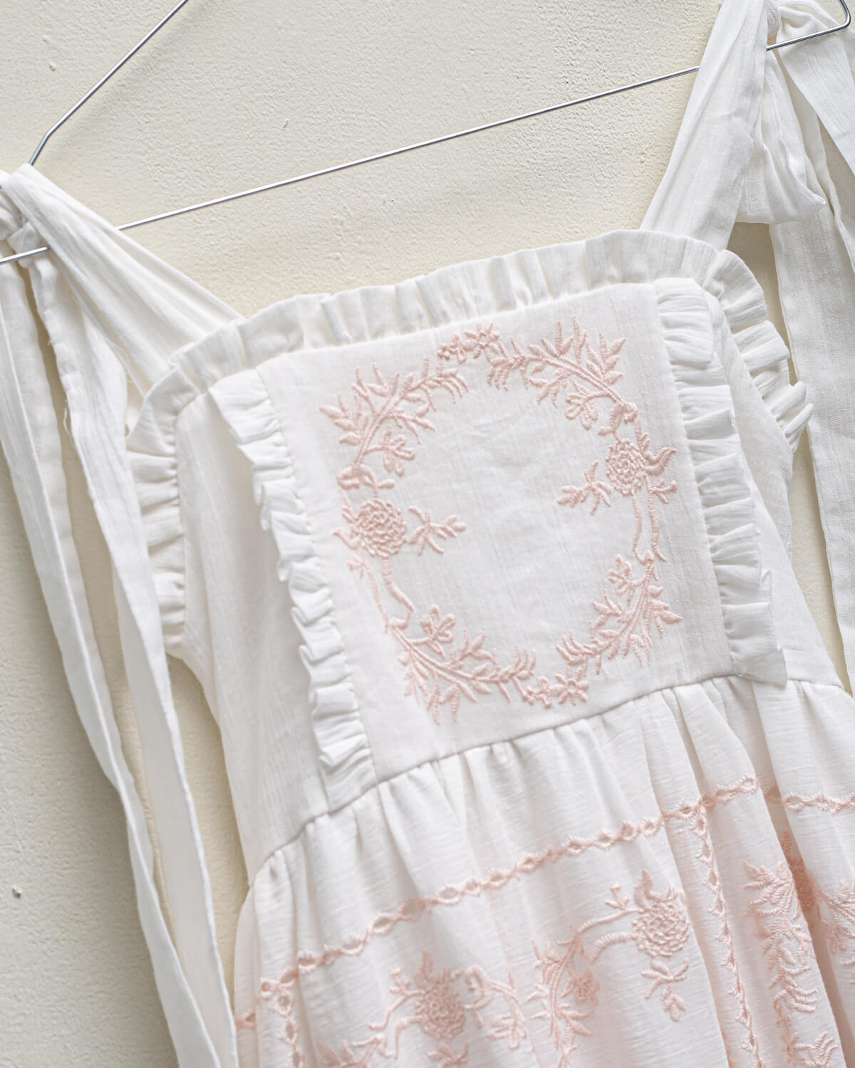 Vestido de tirantes Dune Blanco con bordados rosas para arras Cosmosophie