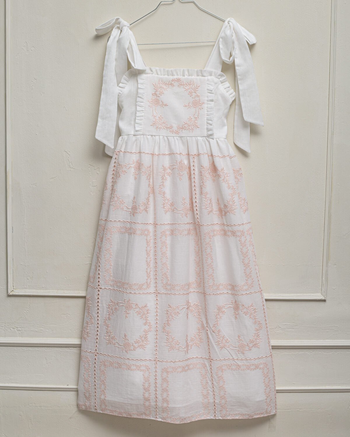 Vestido de tirantes Dune Blanco con bordados rosas para arras Cosmosophie