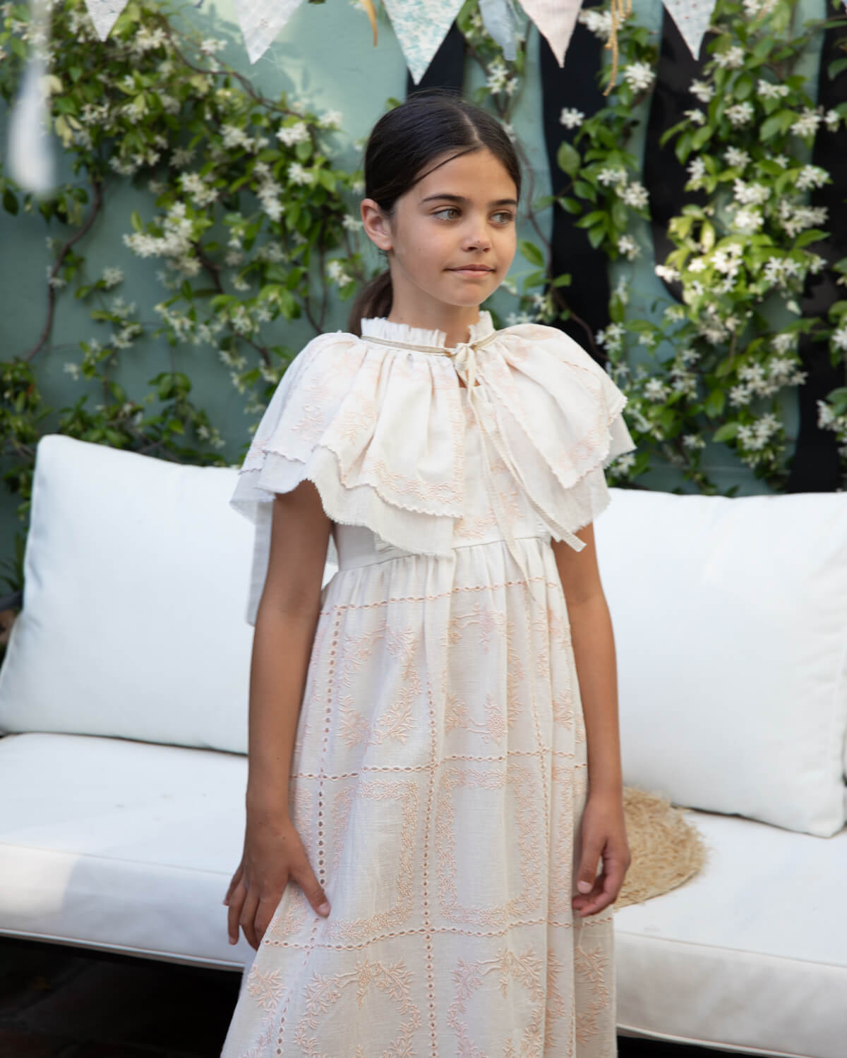 Cuello capa para vestido en bambula bordada en blanco y rosa para traje de arras Cosmosophie