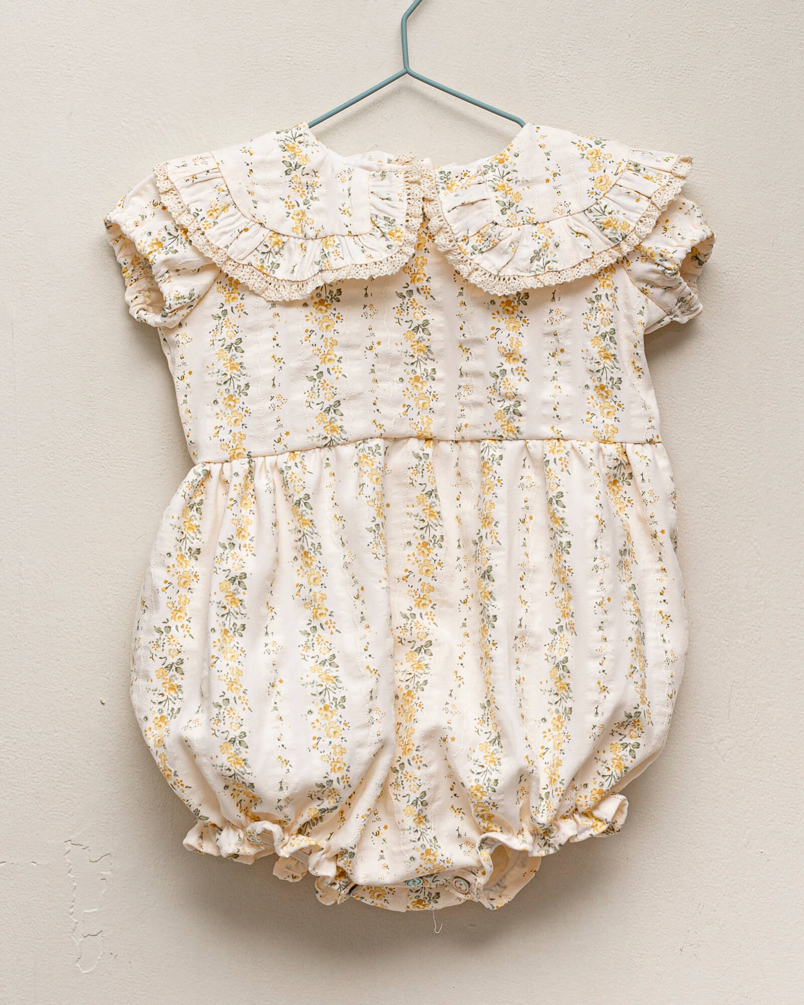 Ranita de bebe amarilla con encaje cosmosophie.