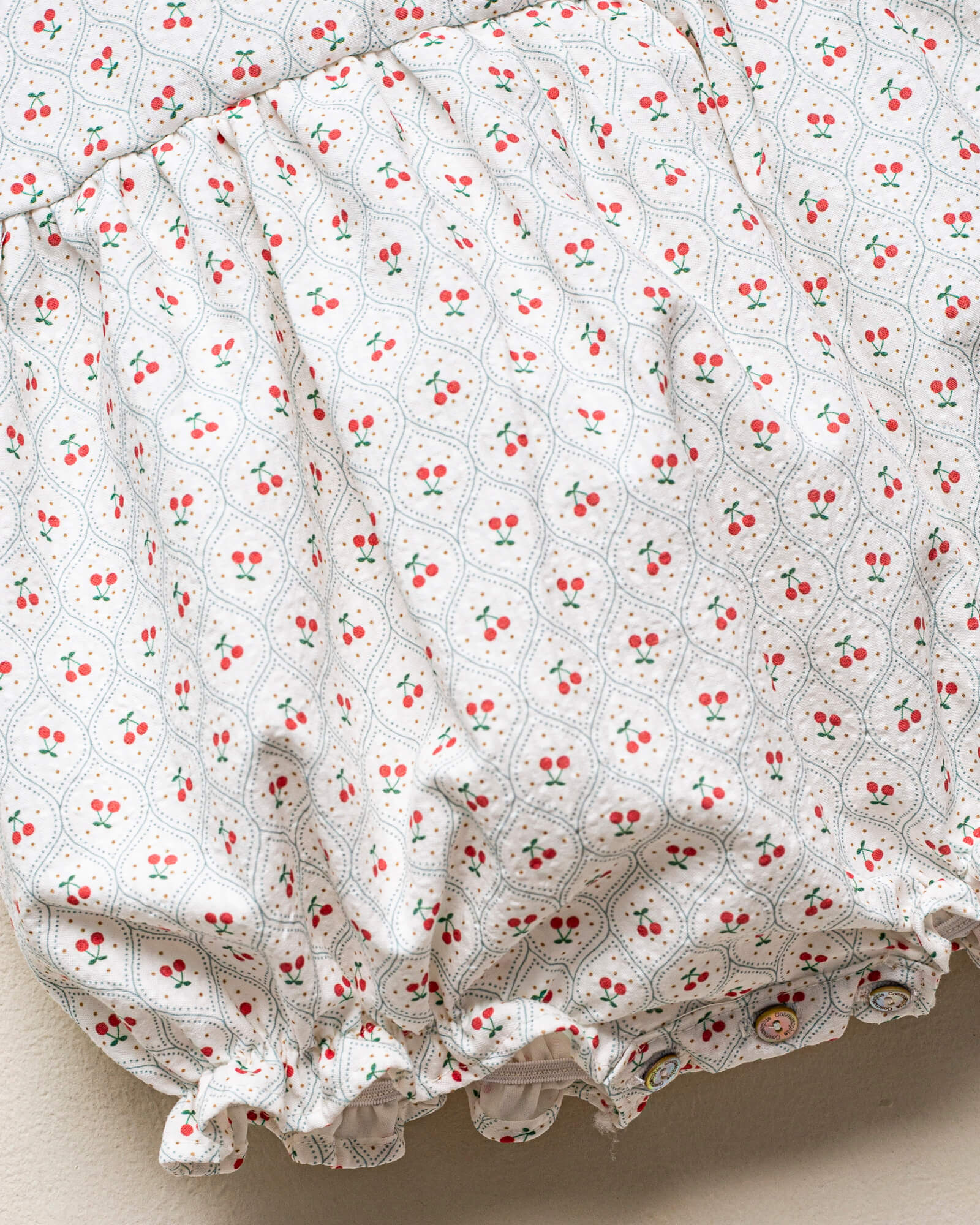 Ranita para bebe estampado de cerezas. Cosmosophie