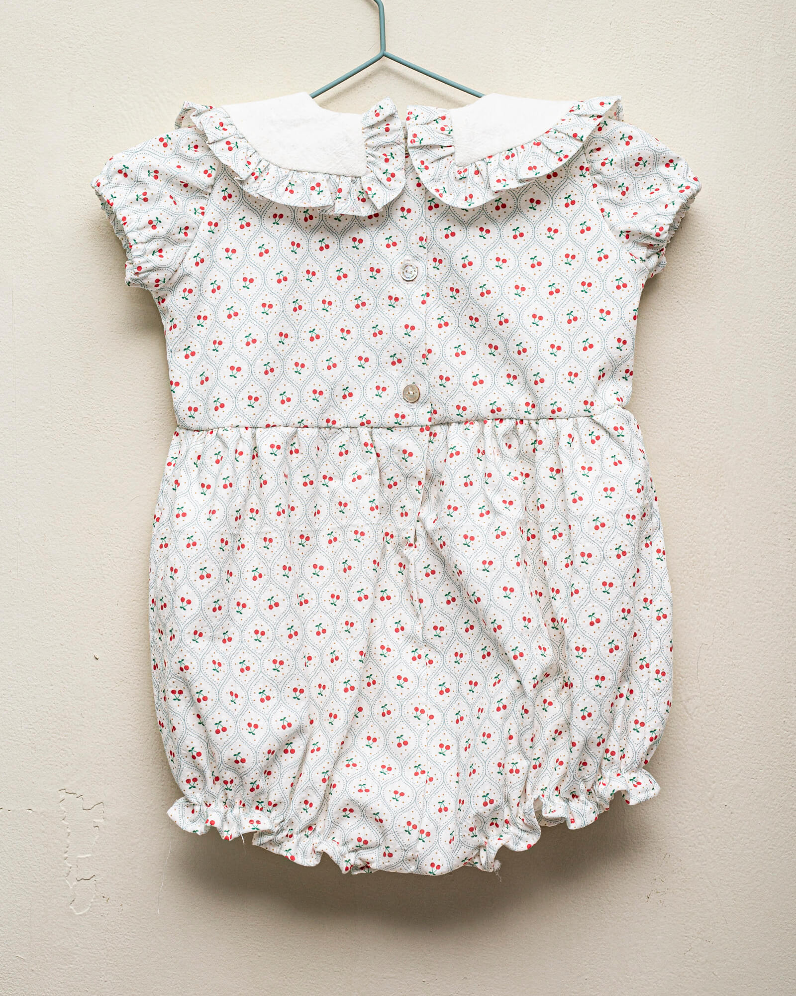 Ranita para bebe estampado de cerezas. Cosmosophie