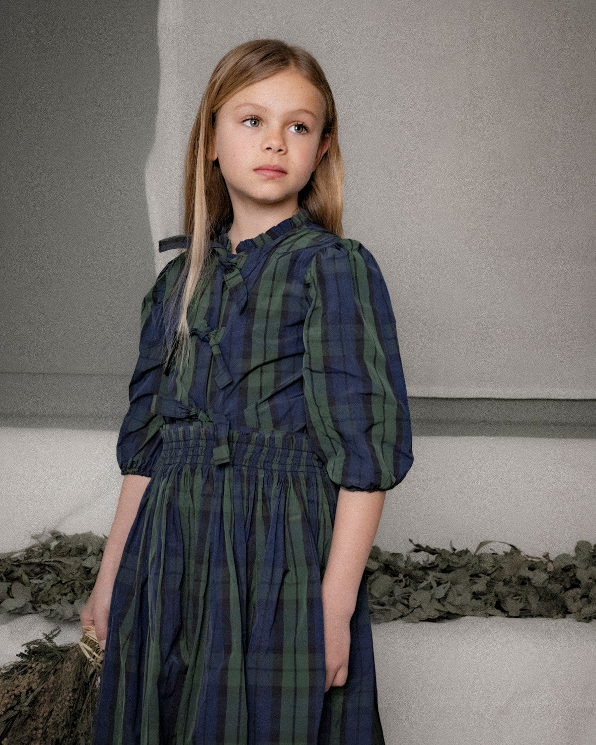 Blusa elegante para niña de cuadros con mangas abullonadas y lazadas delanteras. Diseño atemporal de Cosmosophie para ocasiones especiales.