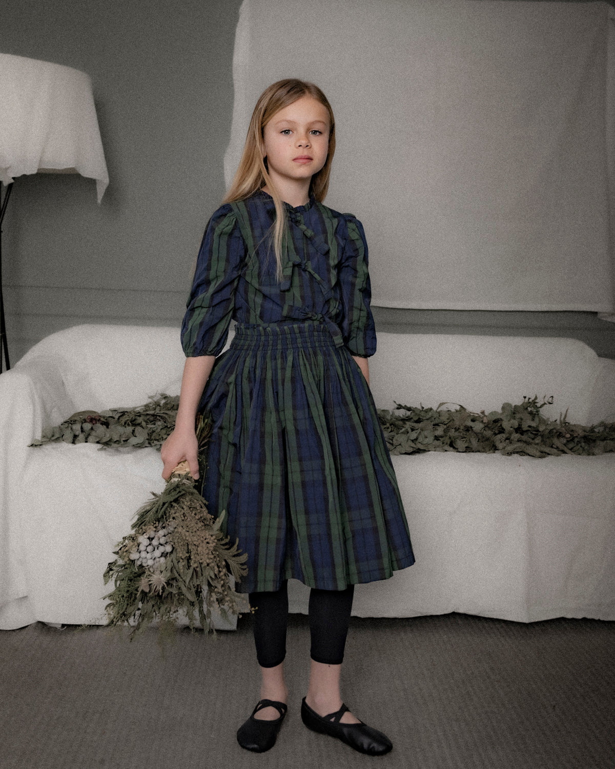 Falda elegante de niña en tafetán de cuadros, con cintura fruncida estilo nido de abeja. Diseño atemporal de Cosmosophie para ocasiones especiales.