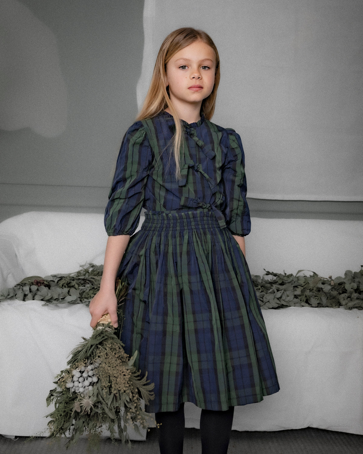 Falda elegante de niña en tafetán de cuadros, con cintura fruncida estilo nido de abeja. Diseño atemporal de Cosmosophie para ocasiones especiales.