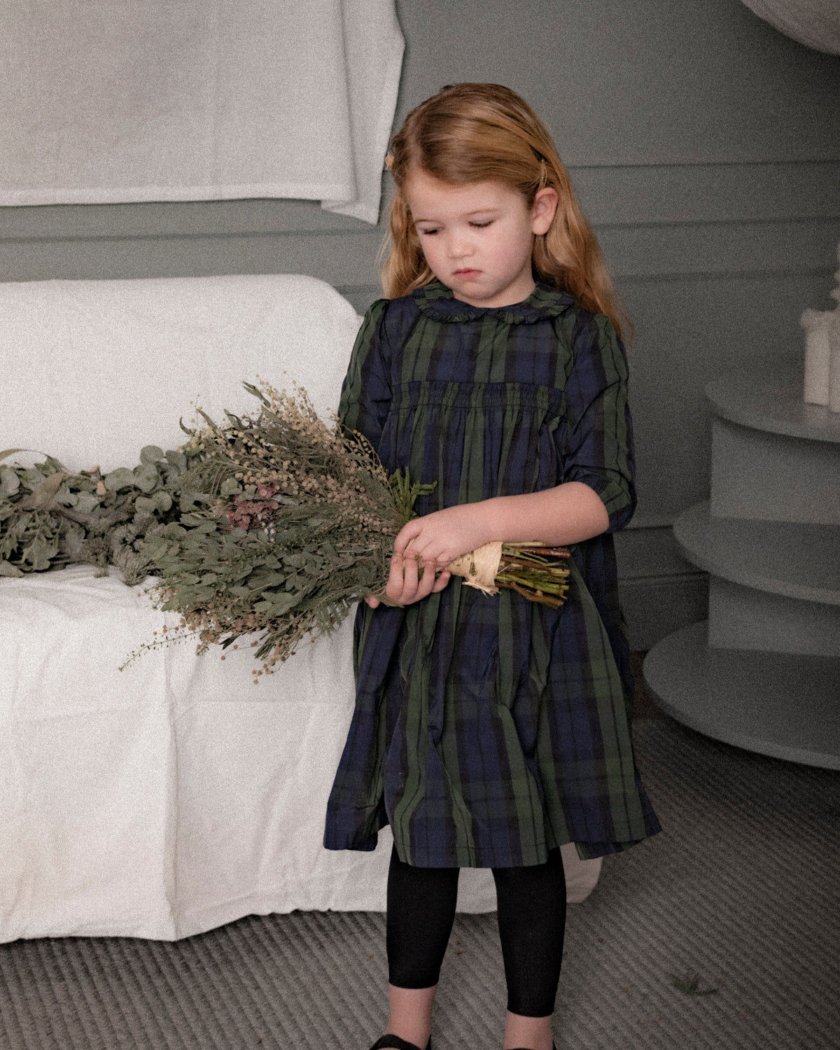 Vestido elegante de niña Paola en tafetán de cuadros verde y azul marino. Un diseño clásico y sofisticado, perfecto para ocasiones especiales.