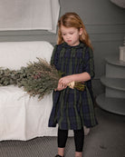 Vestido elegante de niña Paola en tafetán de cuadros verde y azul marino. Un diseño clásico y sofisticado, perfecto para ocasiones especiales.