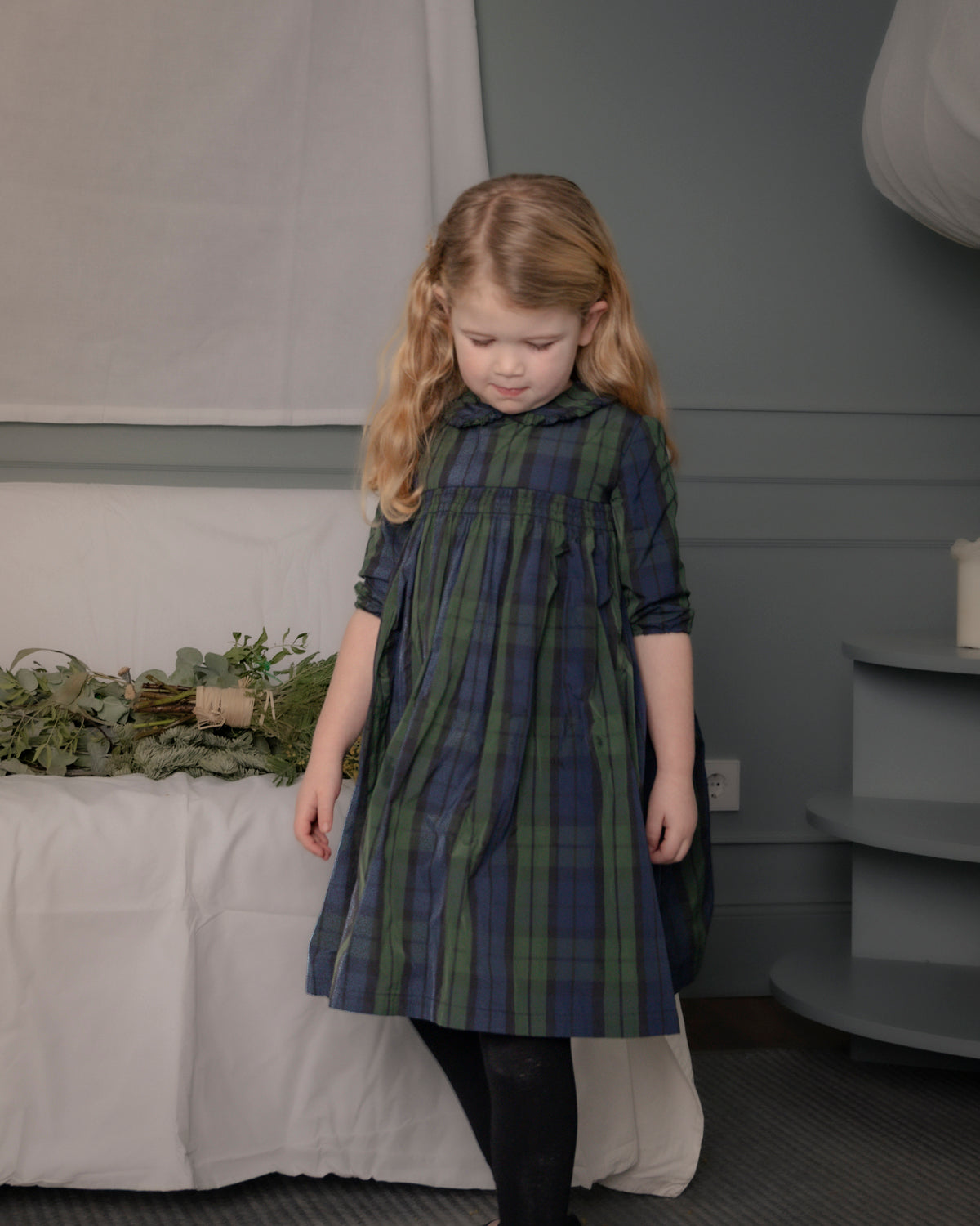 Vestido elegante de niña Paola en tafetán de cuadros verde y azul marino. Un diseño clásico y sofisticado, perfecto para ocasiones especiales.