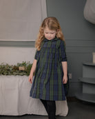 Vestido elegante de niña Paola en tafetán de cuadros verde y azul marino. Un diseño clásico y sofisticado, perfecto para ocasiones especiales.