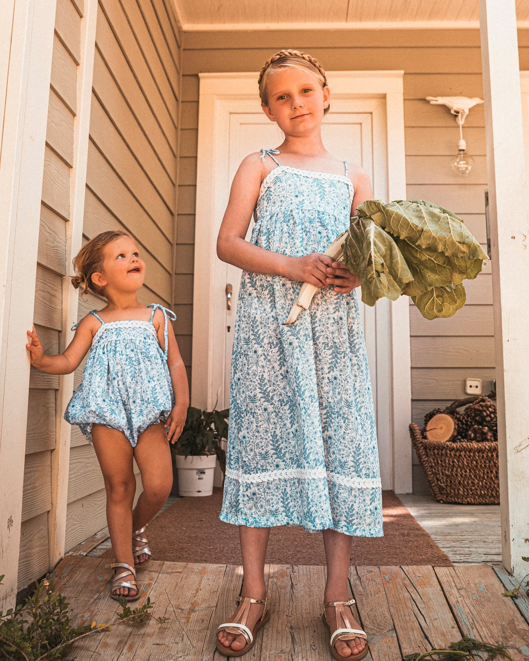 Vestido de tirantes de flores azules cosmosophie