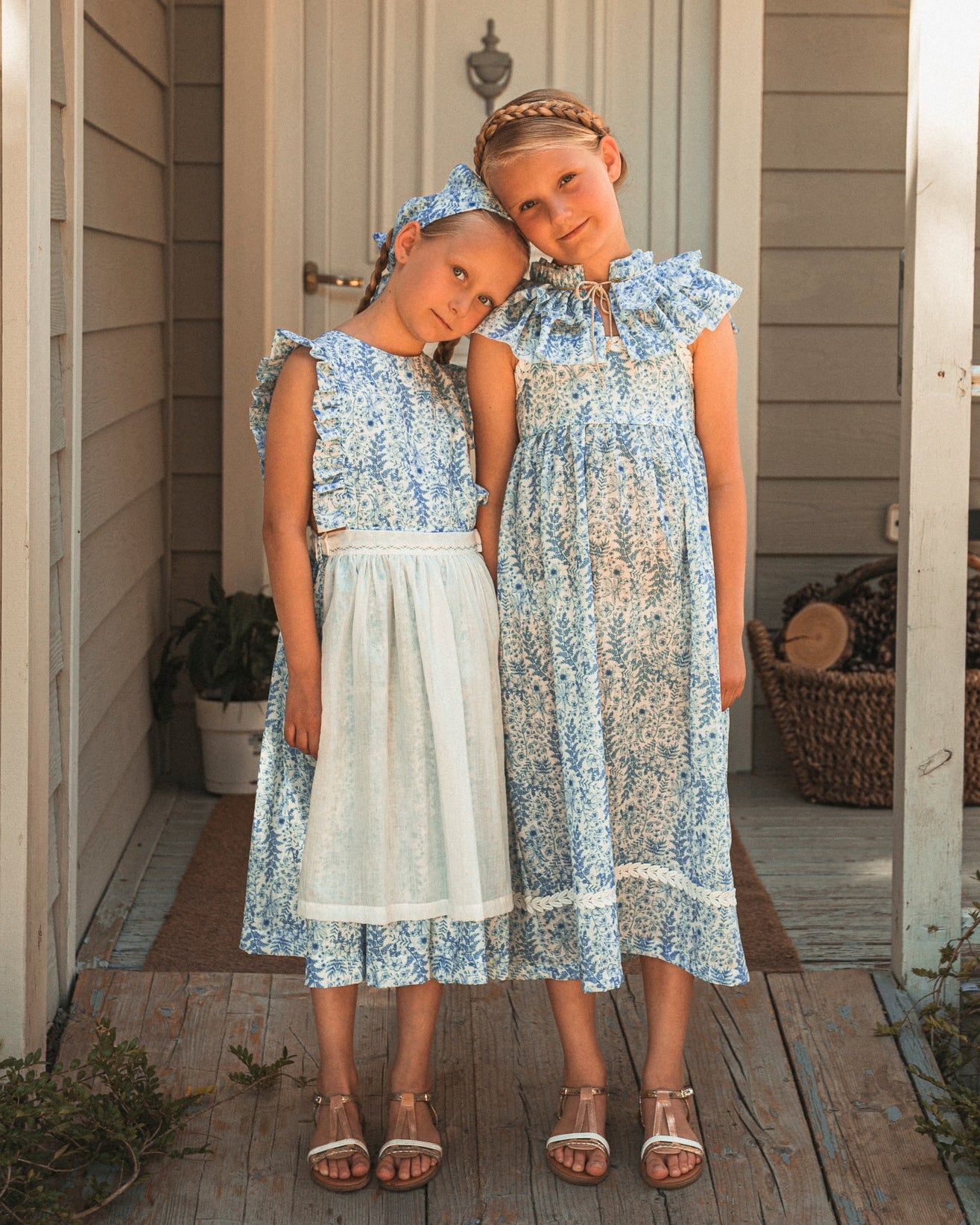 Vestido de tirantes de flores azules cosmosophie