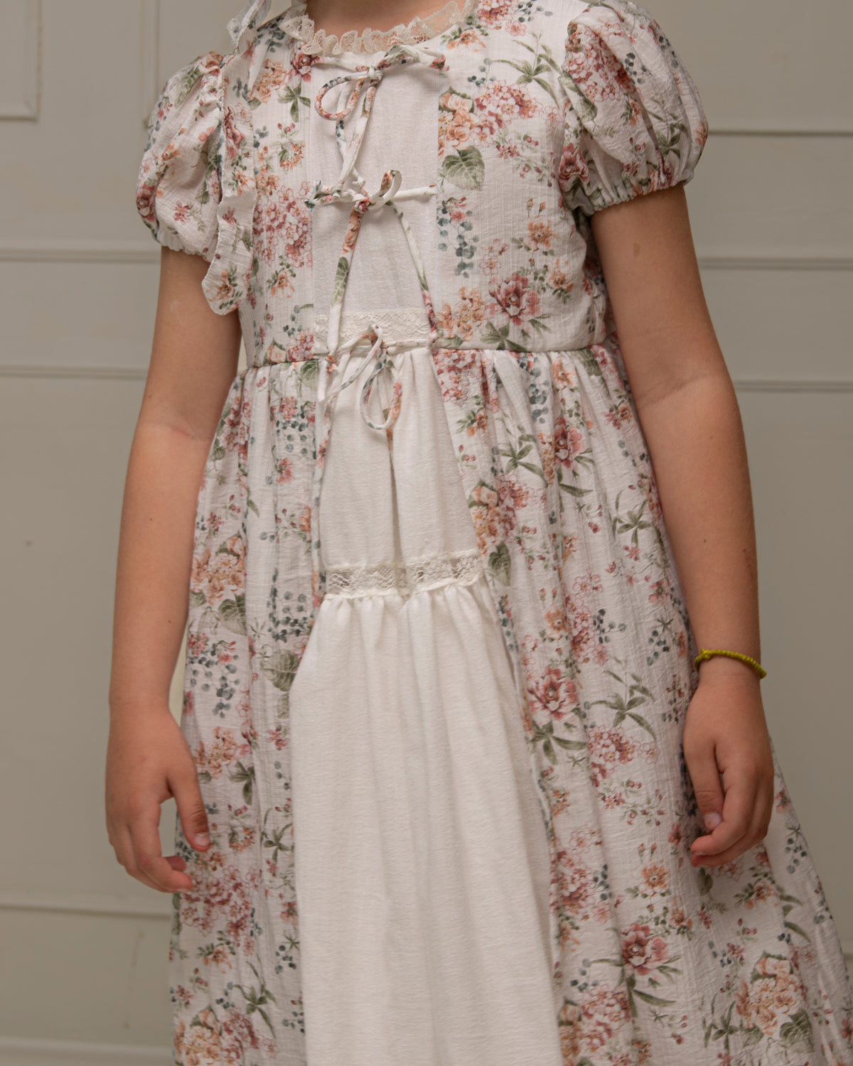 Vestido largo Arras en flores y blanco. con lazitos y encaje. Cosmosophie