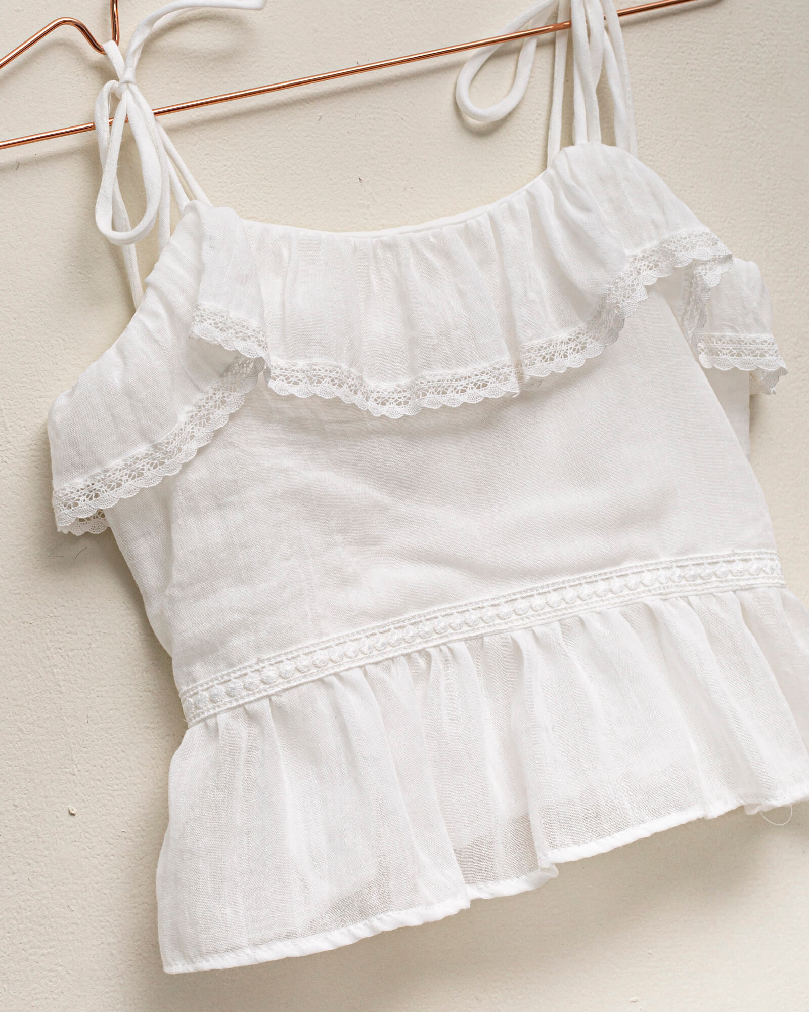 Conjunto falda y blusa en blanco con encaje guipur para niña cosmosophie