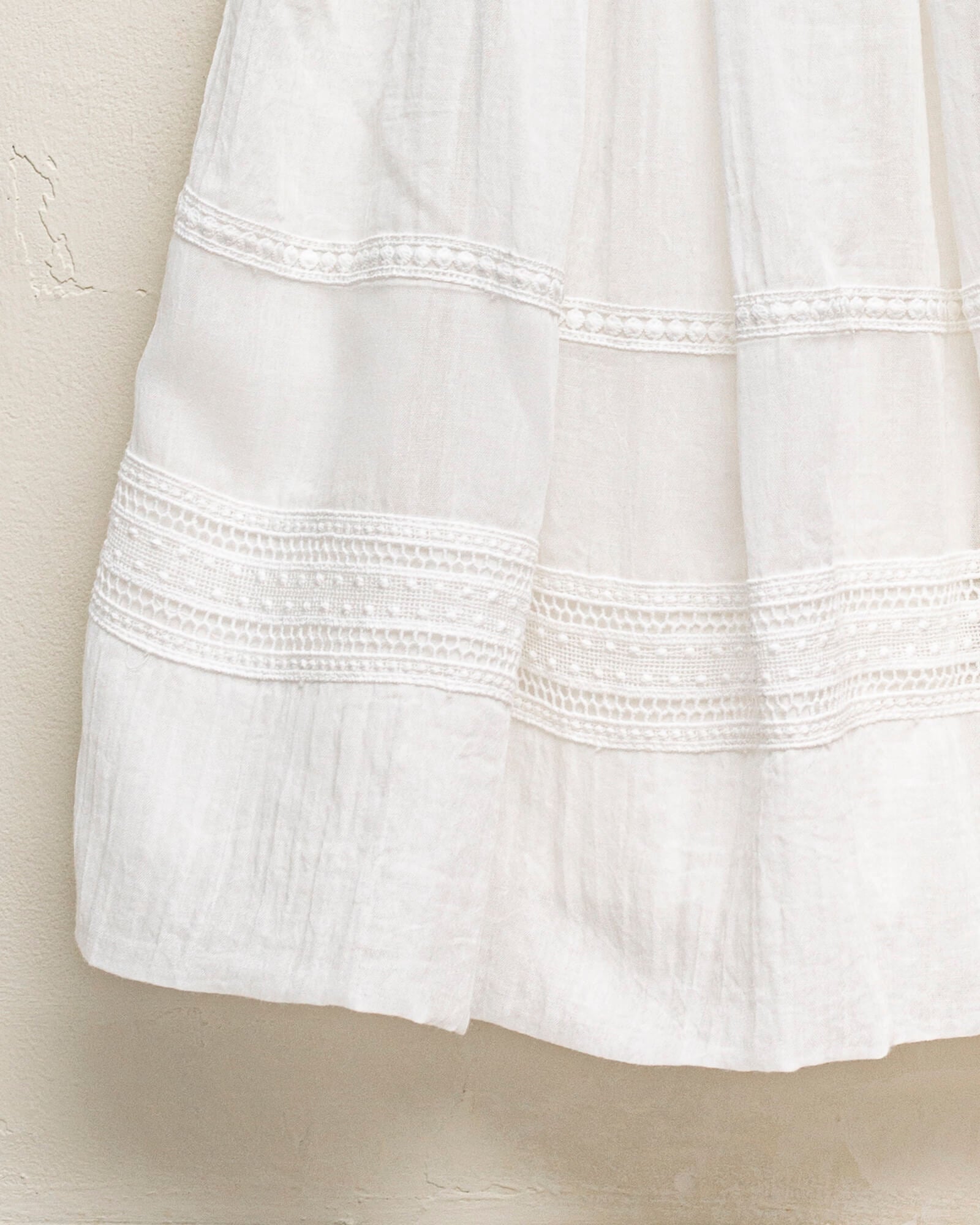 Conjunto falda y blusa en blanco con encaje guipur para niña cosmosophie