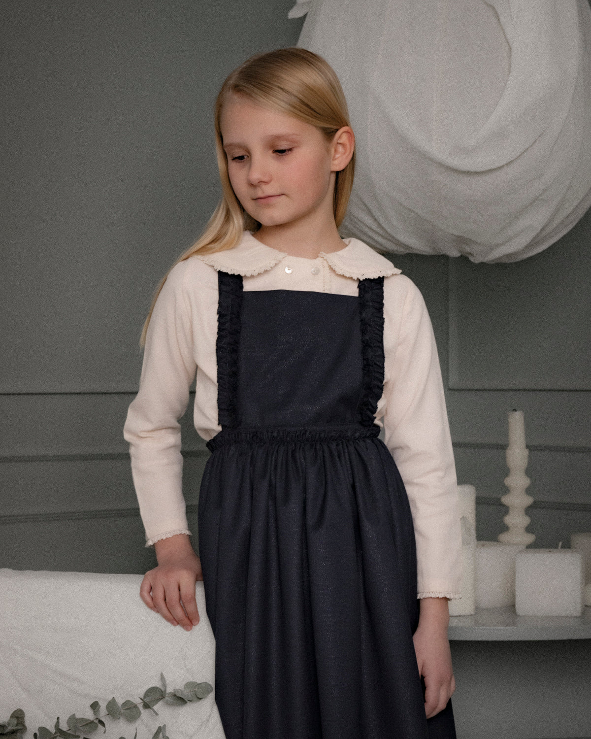 Blusa elegante para niña de algodón con cuello Peter Pan, doble botonadura y delicados detalles de encaje. Diseño atemporal de Cosmosophie para looks especiales…
