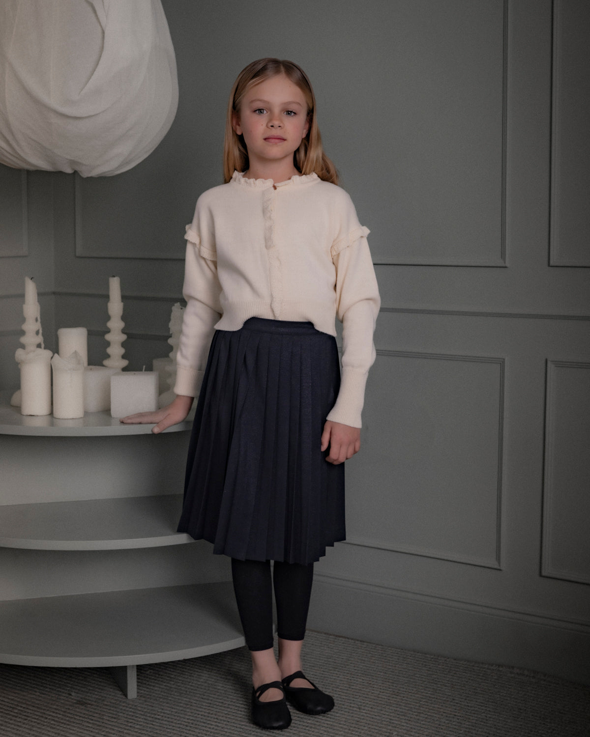 Falda Bert Glow plisada para niña, confeccionada en 100% poliéster con un sutil brillo. Diseño elegante y versátil, confeccionado en España.