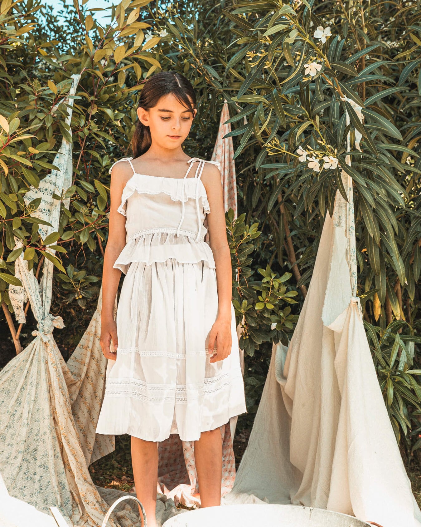 Conjunto falda y blusa en blanco con encaje guipur para niña cosmosophie