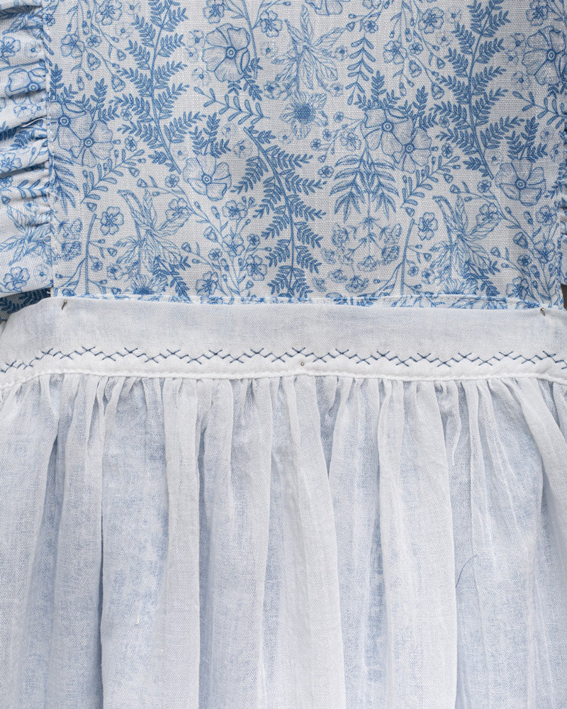 Vestido pichi con volantes en el pecho y estampado de flores en tonos azules. Cosmosophie