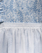 Vestido pichi con volantes en el pecho y estampado de flores en tonos azules. Cosmosophie