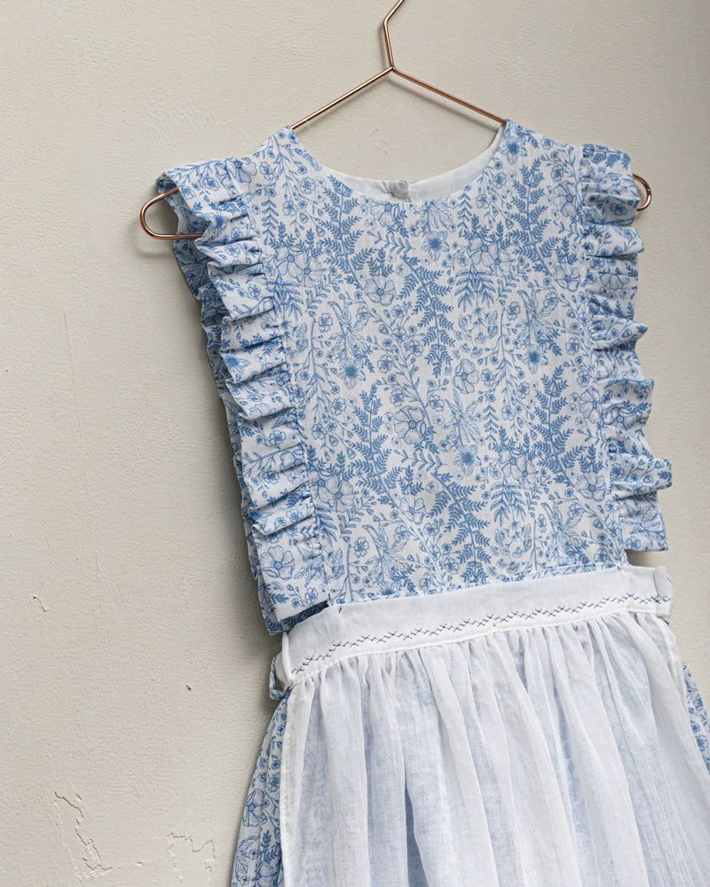 Vestido pichi con volantes en el pecho y estampado de flores en tonos azules. Cosmosophie