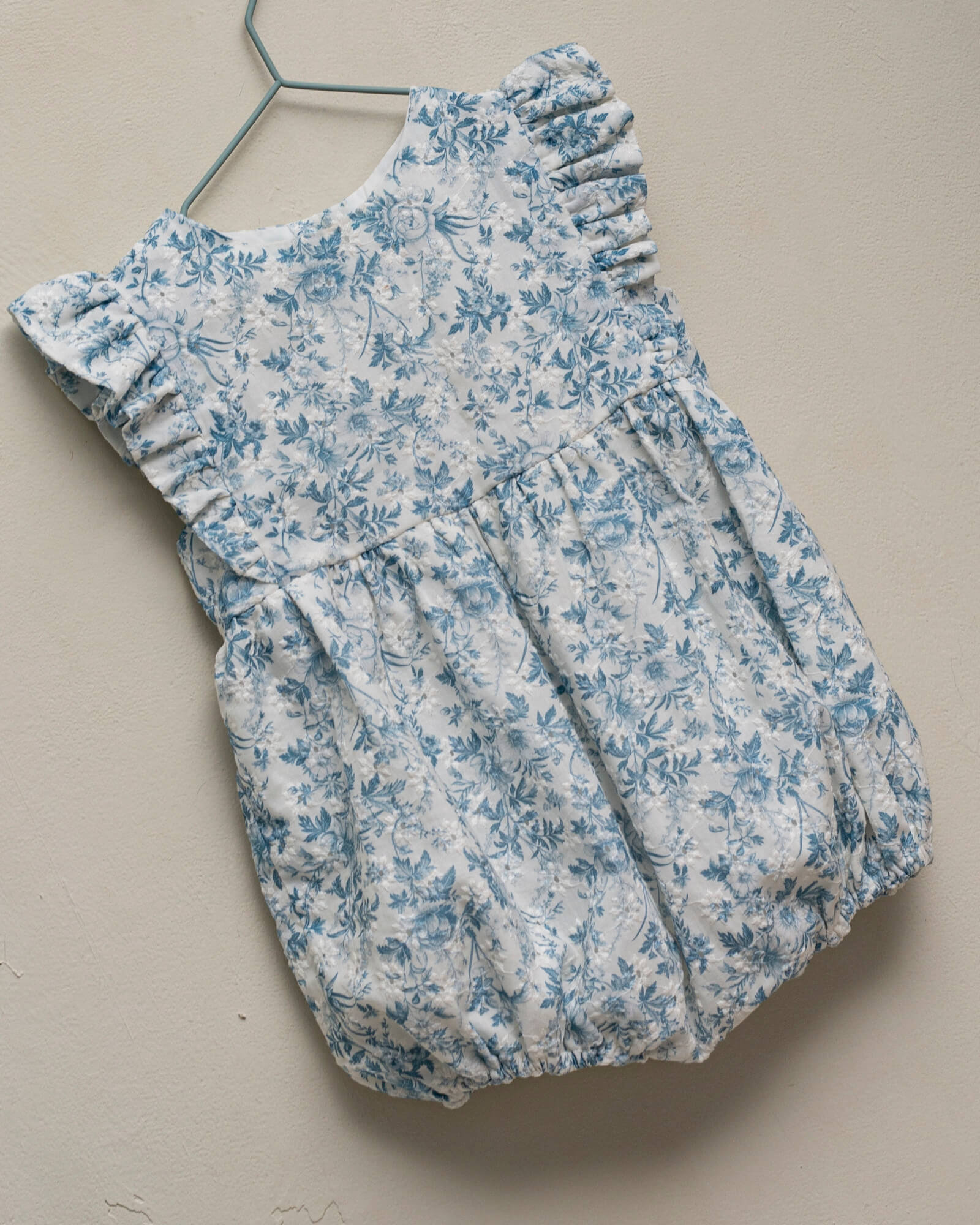 Ranita para bebe en una preciosa batista bordada con estampado de flores.