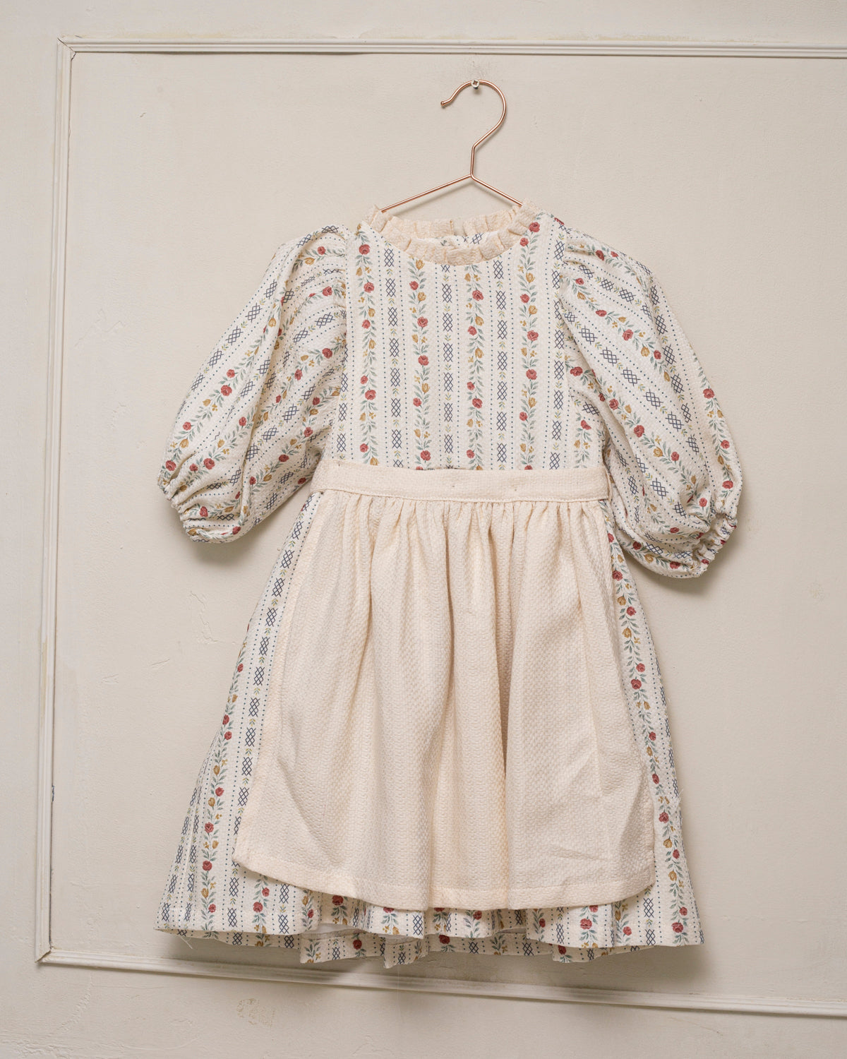 Vestido elegante para niña de algodón estampado floral, con mangas abullonadas y delantal de algodón texturizado. Diseño vintage de Cosmosophie para ocasiones especiales.
