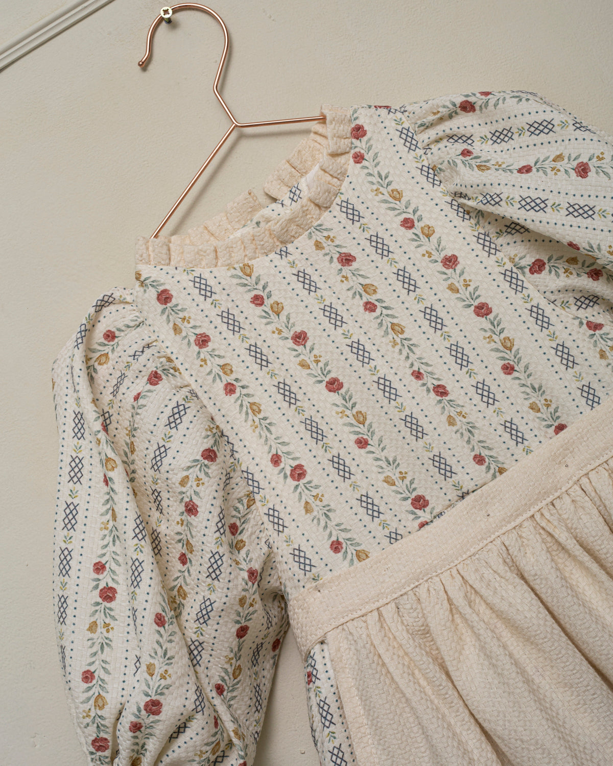Vestido elegante para niña de algodón estampado floral, con mangas abullonadas y delantal de algodón texturizado. Diseño vintage de Cosmosophie para ocasiones especiales.