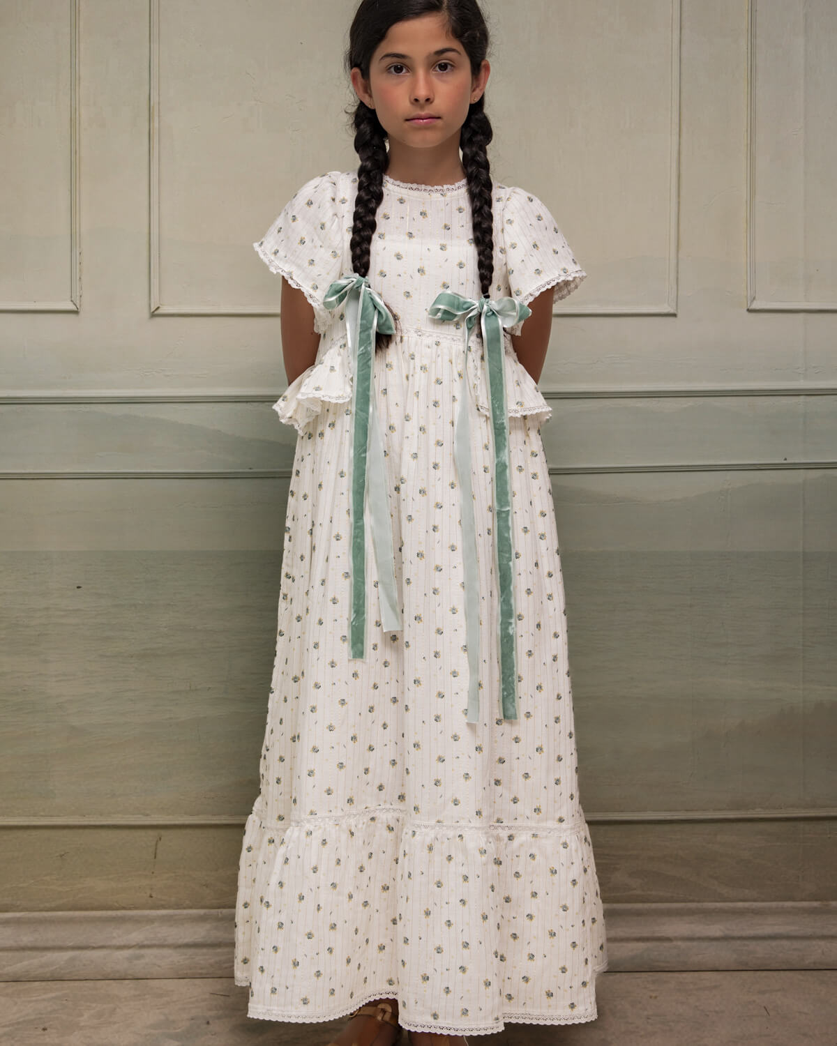 Traje de arras largo para niña de flores con toque dorado Cosmosophie