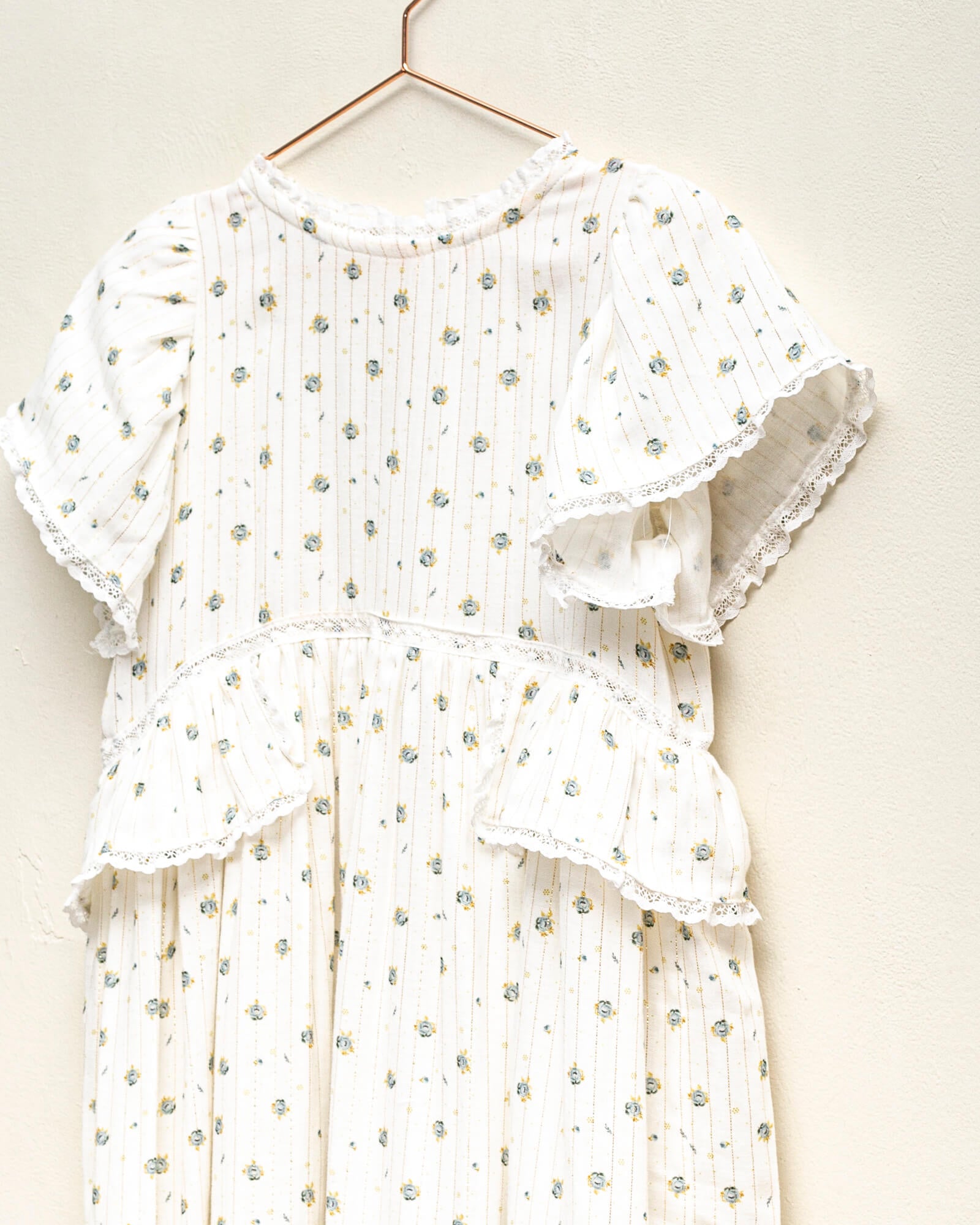 Traje de arras largo para niña de flores con toque dorado Cosmosophie