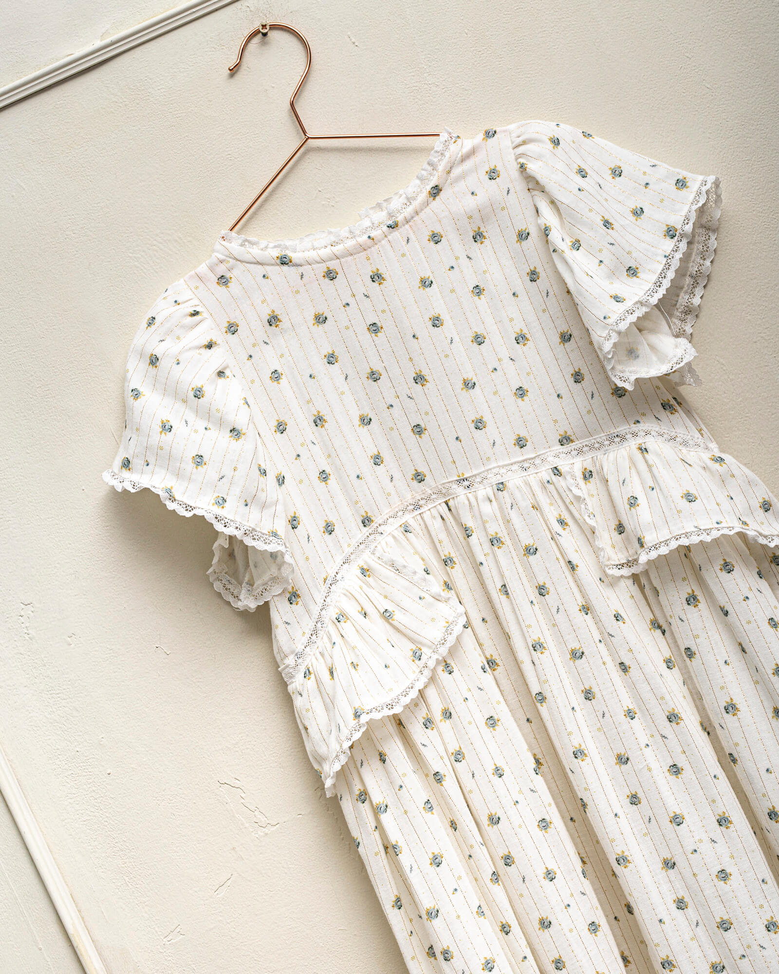 Traje de arras largo para niña de flores con toque dorado Cosmosophie