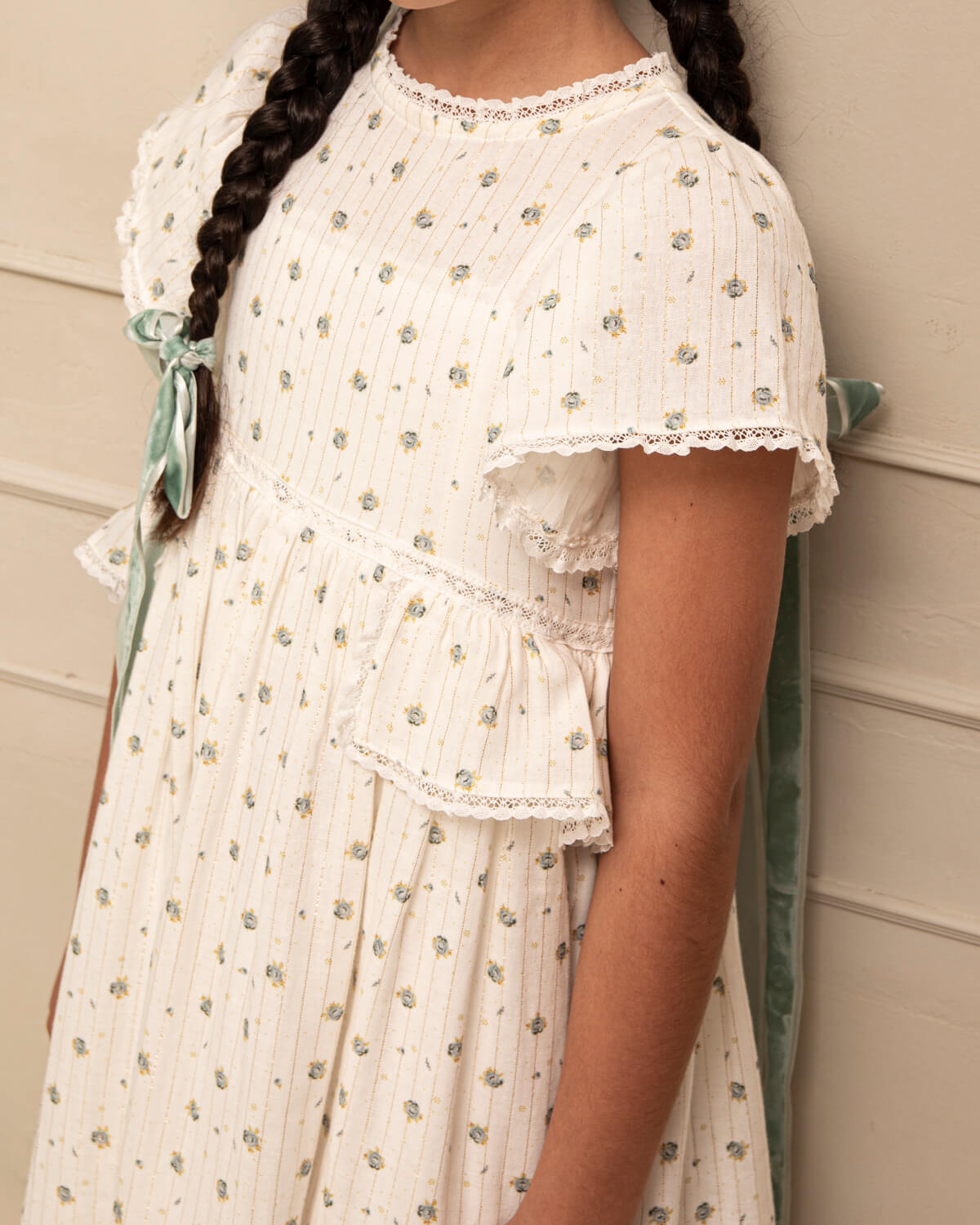 Traje de arras largo para niña de flores con toque dorado Cosmosophie