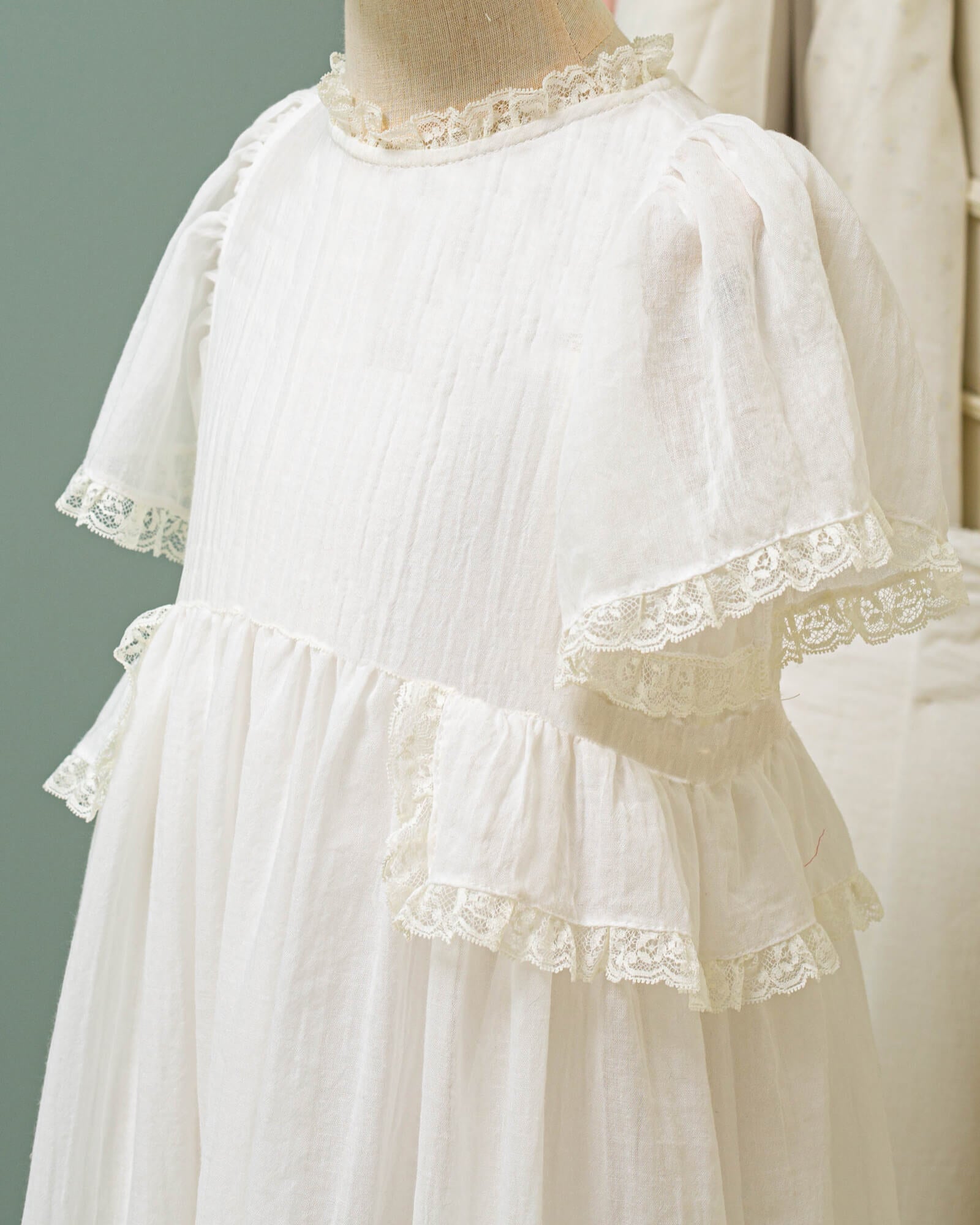 Vestido arras largo en blanco con encajes Cosmosophie