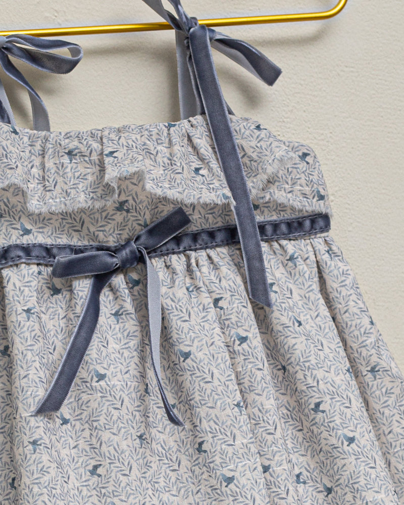 Preciosa ranita de voile de algodón con estampado de florecitas en azul. 