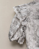 Vestido en batista bordada estampado toile de Jouy Cosmosophie