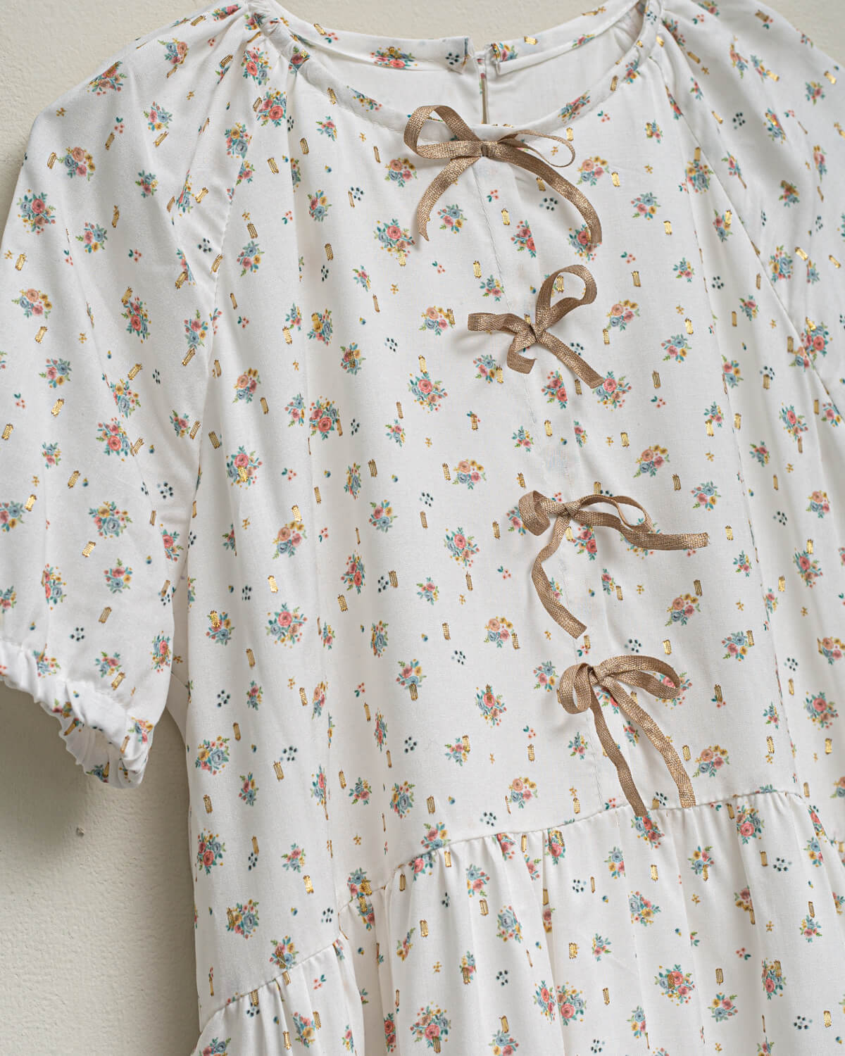 Vestido elegante de invitada para niña y adolescente de flores y puntos dorados. Con lazos en el pecho para bautizo boda o comunion. Cosmosophie